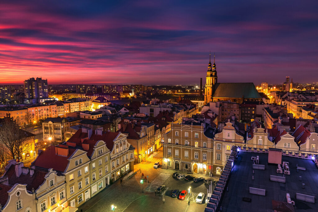 Panorama Opola na zdjęciu Rynek, Katedra, barwne niebo